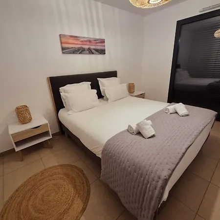 T2 De Standing Front De *