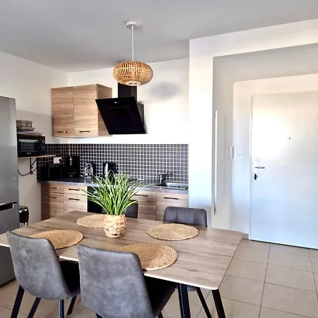 T2 De Standing Front De